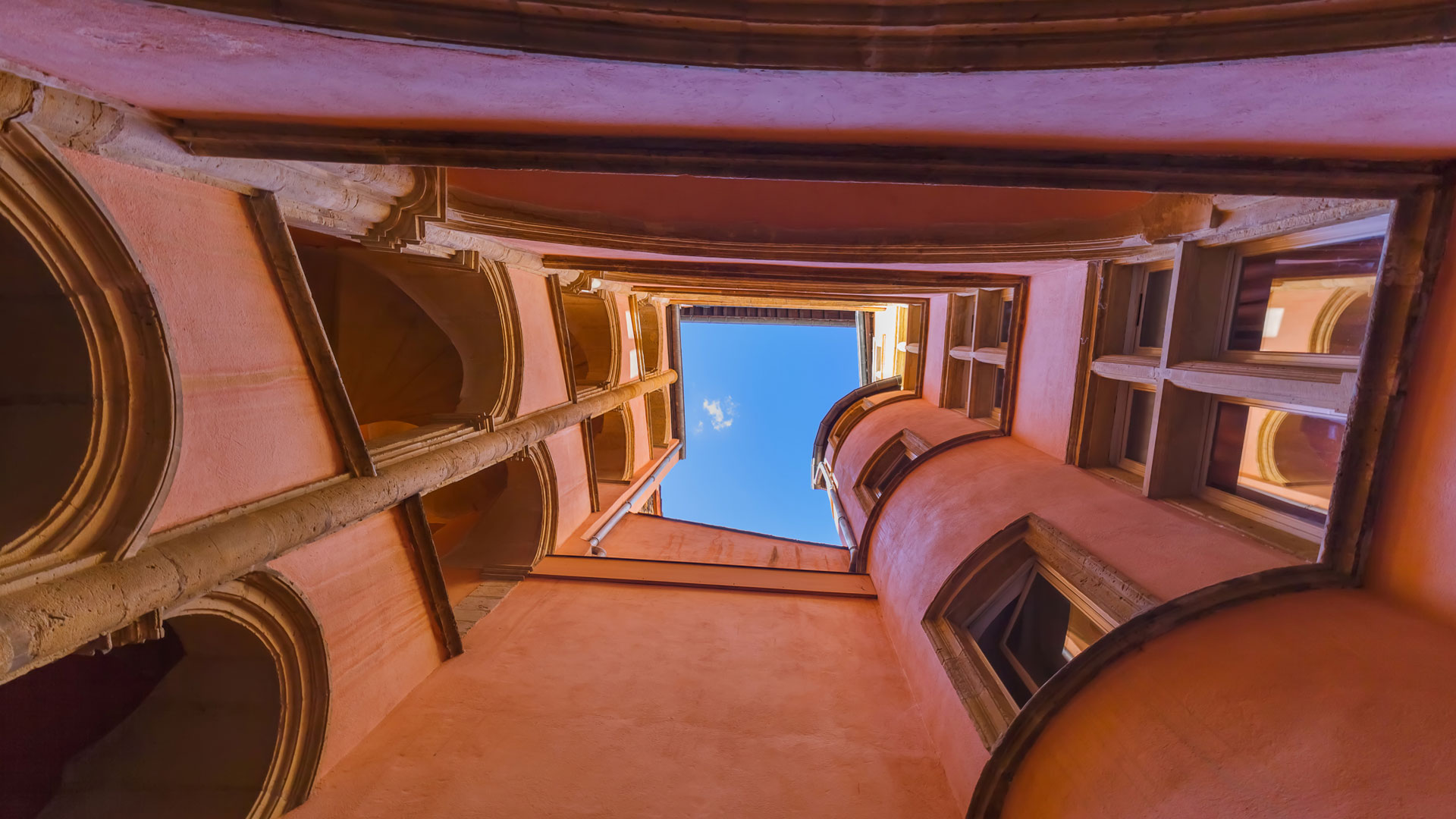 里昂的一条穿廊，法国